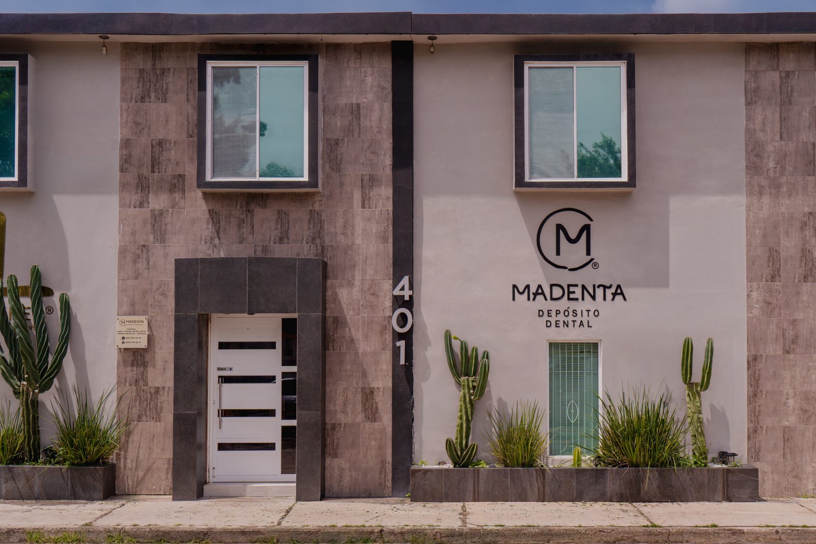 Fachada del depósito dental Madenta